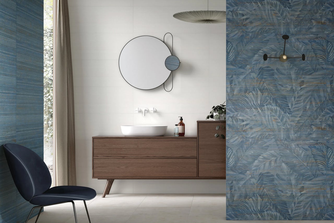 Modernes Badezimmer mit Waschtisch, Spiegel, blauen Wandfliesen und Stuhl