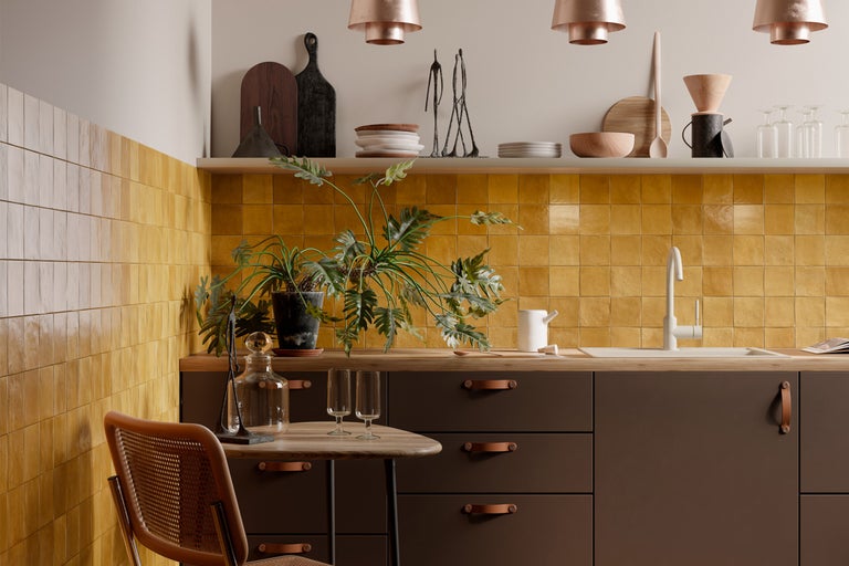 Helle Küche mit braunen Schränken, gelben Fliesen und Holzelementen für eine warme Atmosphäre.