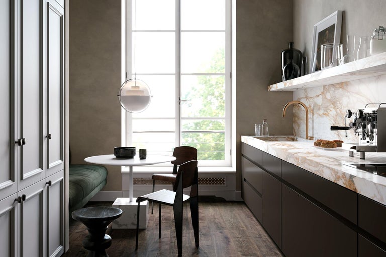 Helle Küche mit Esstisch, Stühlen und moderner Küchenzeile.