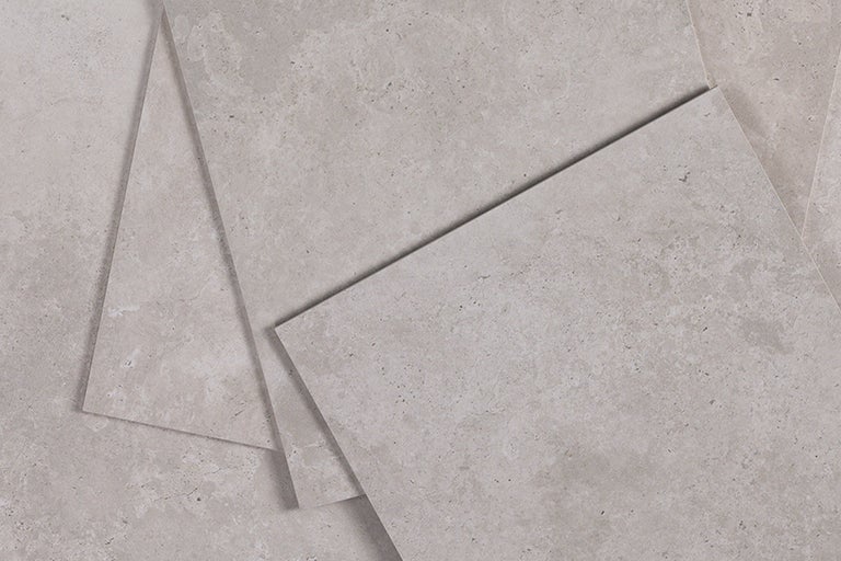 Mehrere Keramikfliesen mit matter Oberfläche