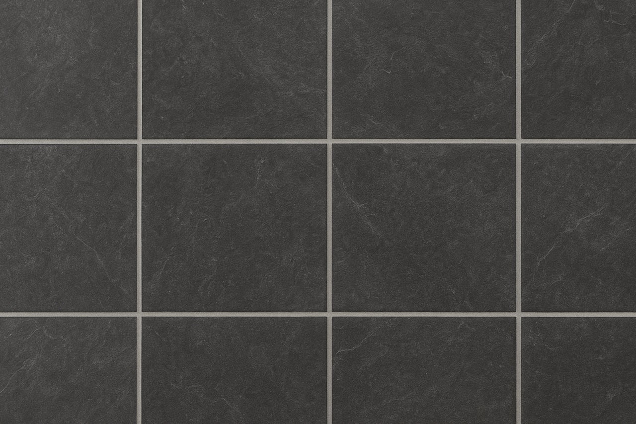 Nahaufnahme von Bodenfliesen mit Steinoptik und Fugen