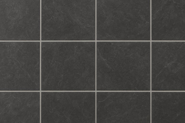 Nahaufnahme von Bodenfliesen mit Steinoptik und Fugen