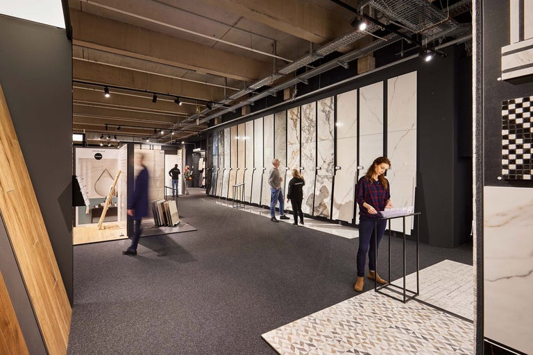 Fliesenausstellung bei Hornbach mit Kunden, die verschiedene Designs und Materialien betrachten.