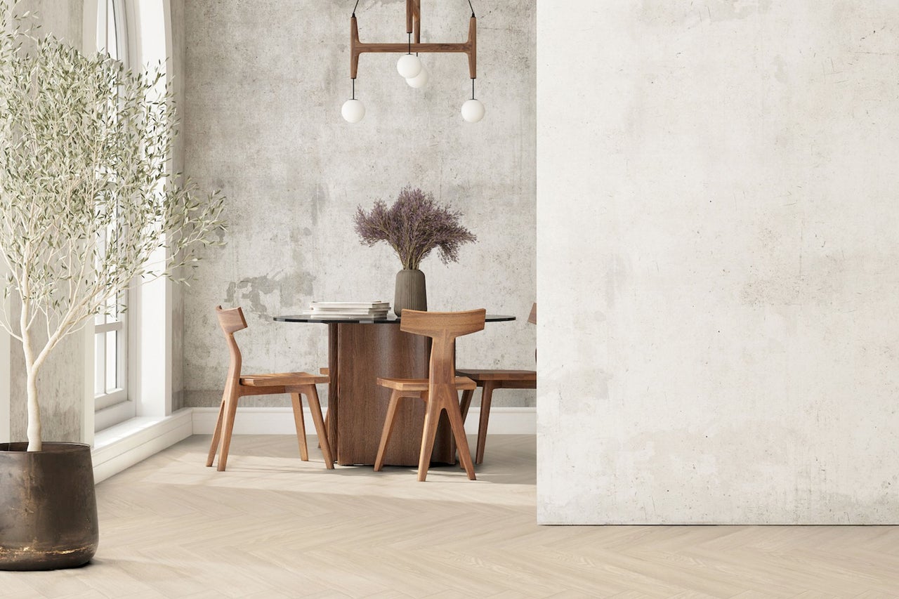 Esszimmer mit Holztisch, Stühlen, Lampe und Pflanze