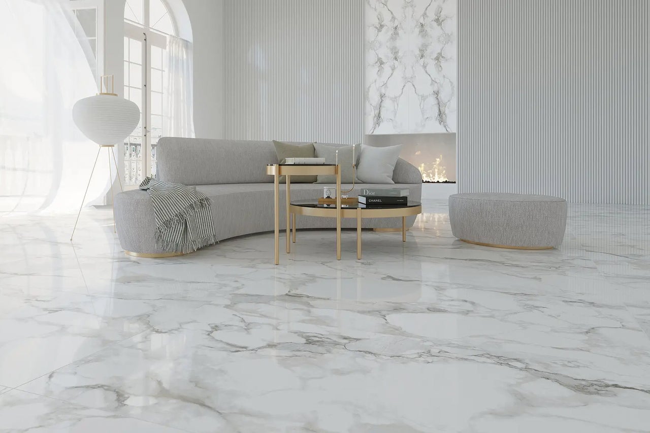 Helles Wohnzimmer mit Marmorboden, Sofa, Tisch und Stehlampe