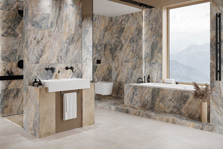 Helles Badezimmer mit Marmorfliesen, Waschtisch, Badewanne und Fenster mit Bergblick