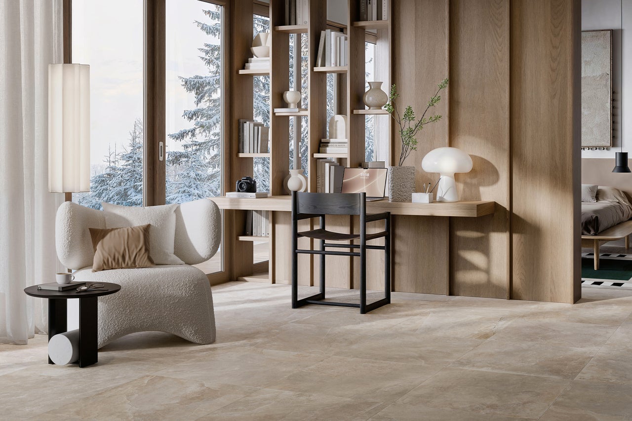 Wohnzimmer mit Sessel, Tisch, Schreibtisch und Stuhl in hellem, modernem Design