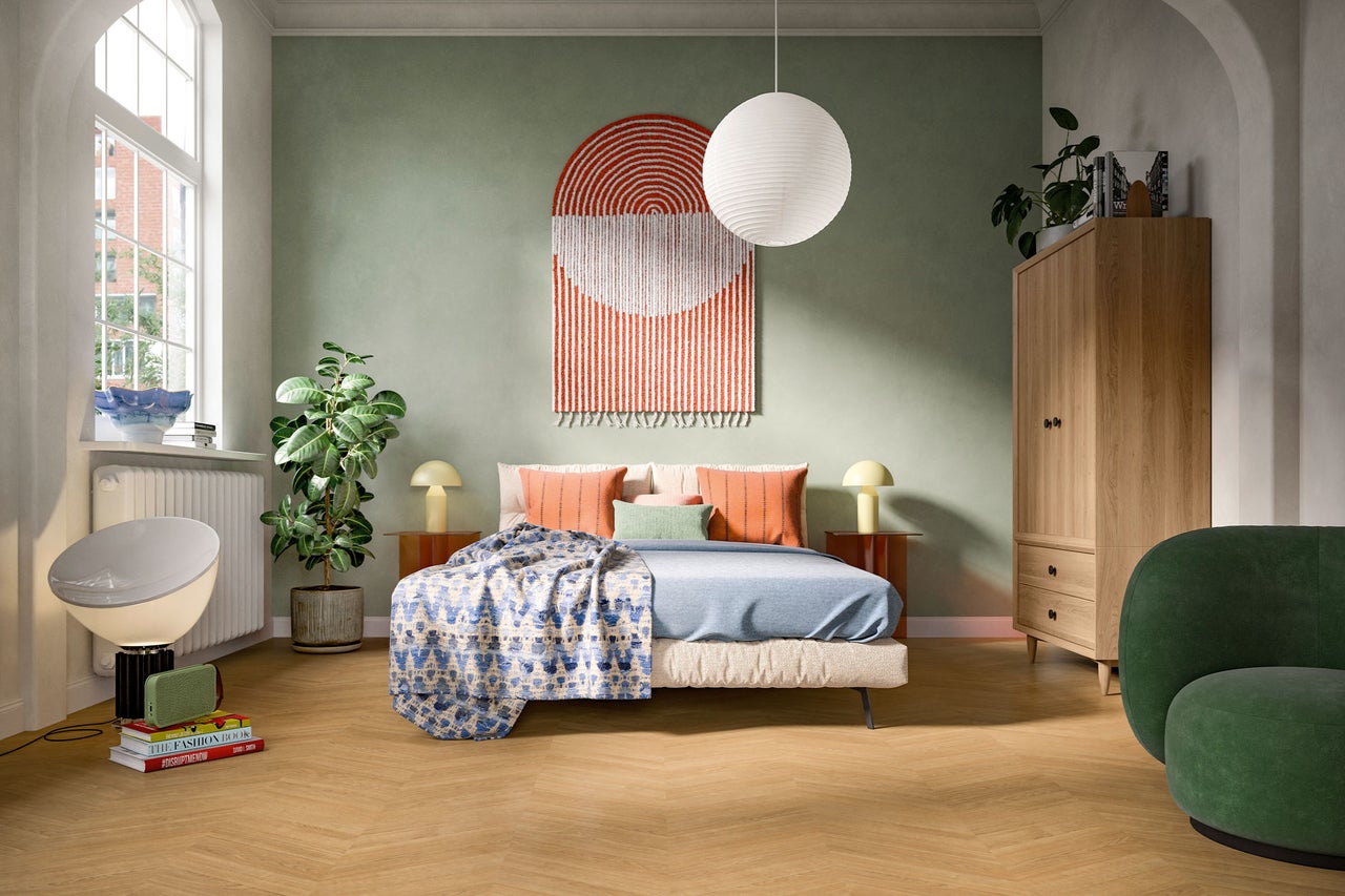 Modernes Schlafzimmer mit Fischgräten-Holzboden, Holzschrank und Bett mit großem Wandbehang sowie runder Papier-Pendelleuchte.