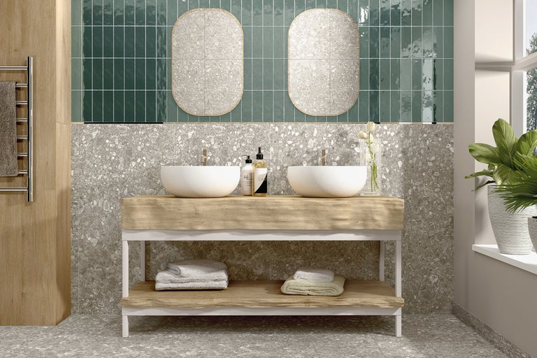 Modernes Badezimmer mit Doppelwaschbecken, Spiegeln und grünen Fliesen