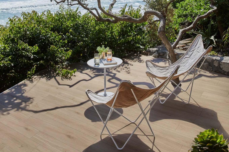 Terrasse mit Gartenmöbeln und Holzdielen