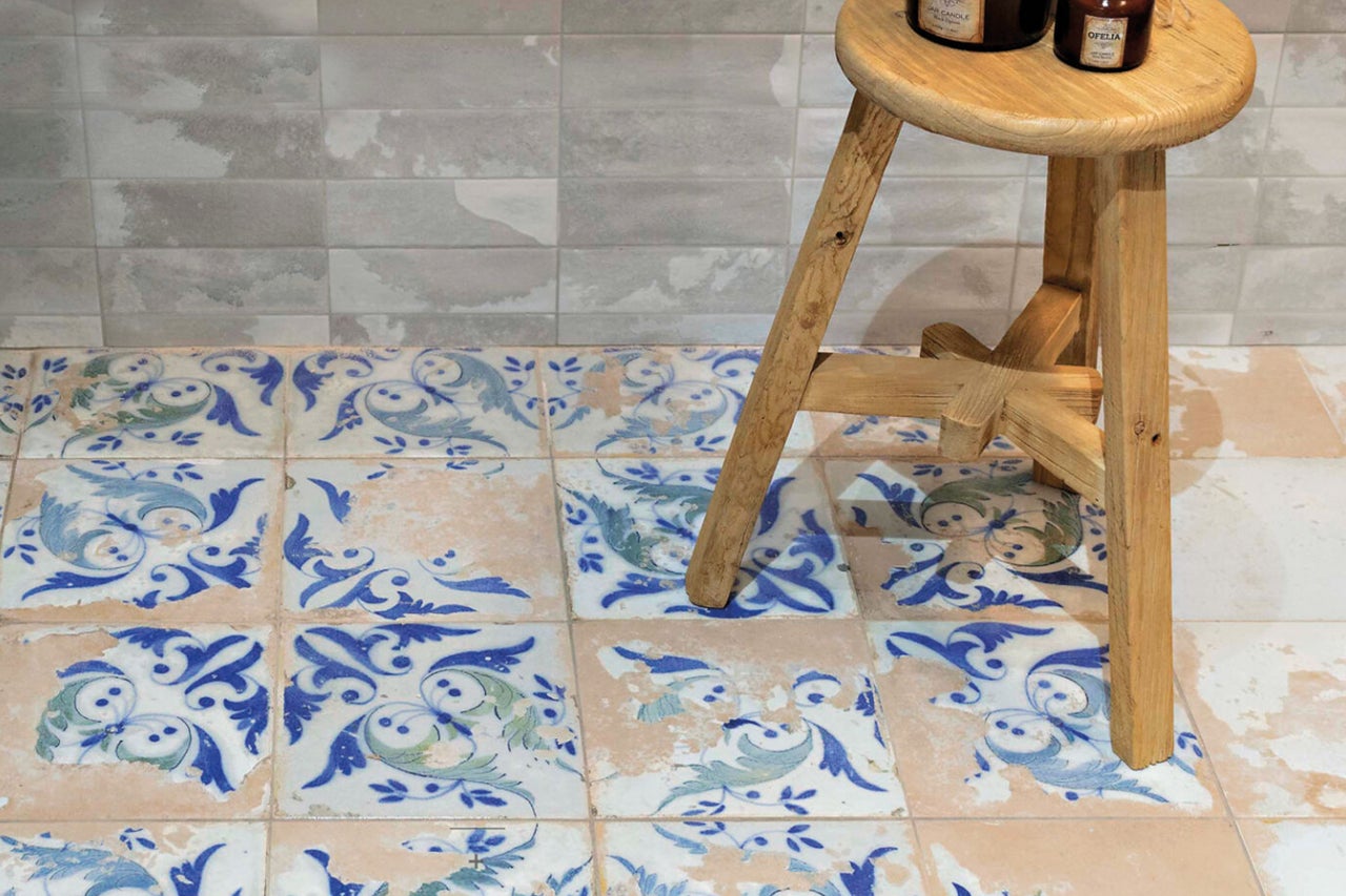 Badezimmer mit Bodenfliesen im Vintage-Stil und einem Hocker aus Holz