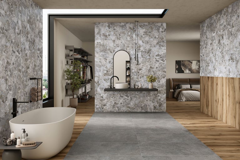 Modernes Badezimmer mit Badewanne, Waschtisch und Fliesen in Steinoptik