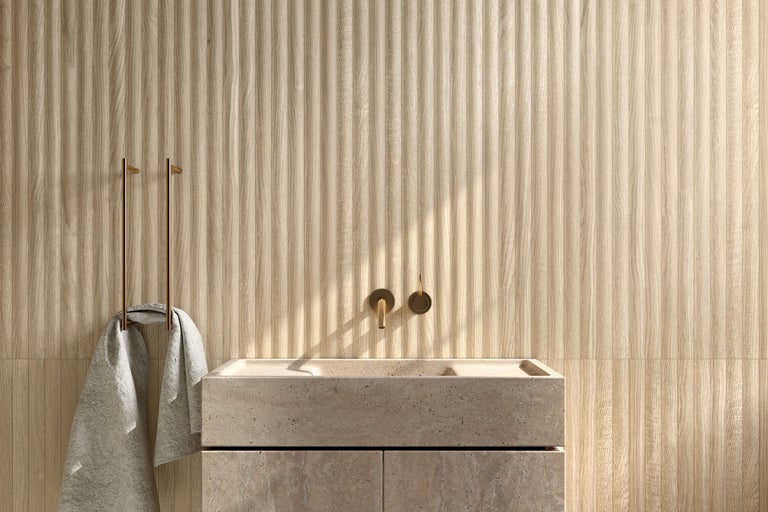 Modernes Badezimmer mit Steinwaschbecken, Handtuch und Holzpaneelwand