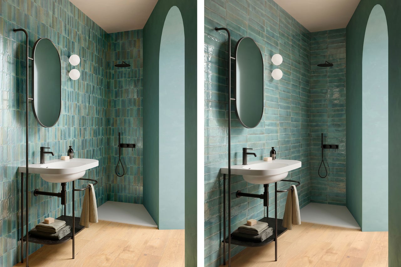 Modernes Badezimmer mit vertikalen Wandfliesen in Türkis, weißem Waschbecken auf schwarzem Metallgestell, ovalem Spiegel und begehbarer Dusche.