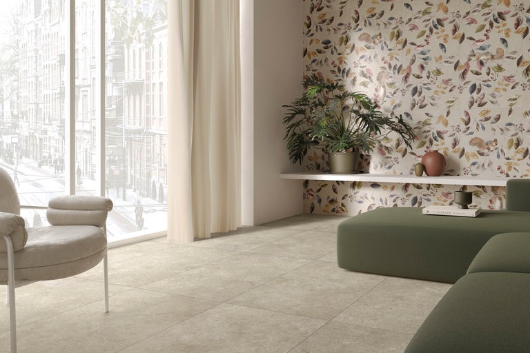 Heller Wohnraum mit Fliesenboden, floraler Wandgestaltung und großem Fenster