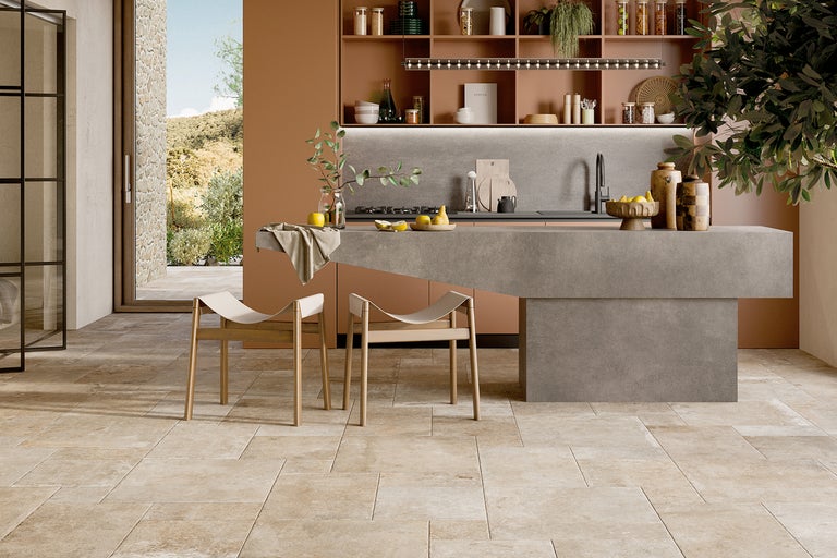 Helle Küche mit Kochinsel, Stühlen und Regalen an der Wand