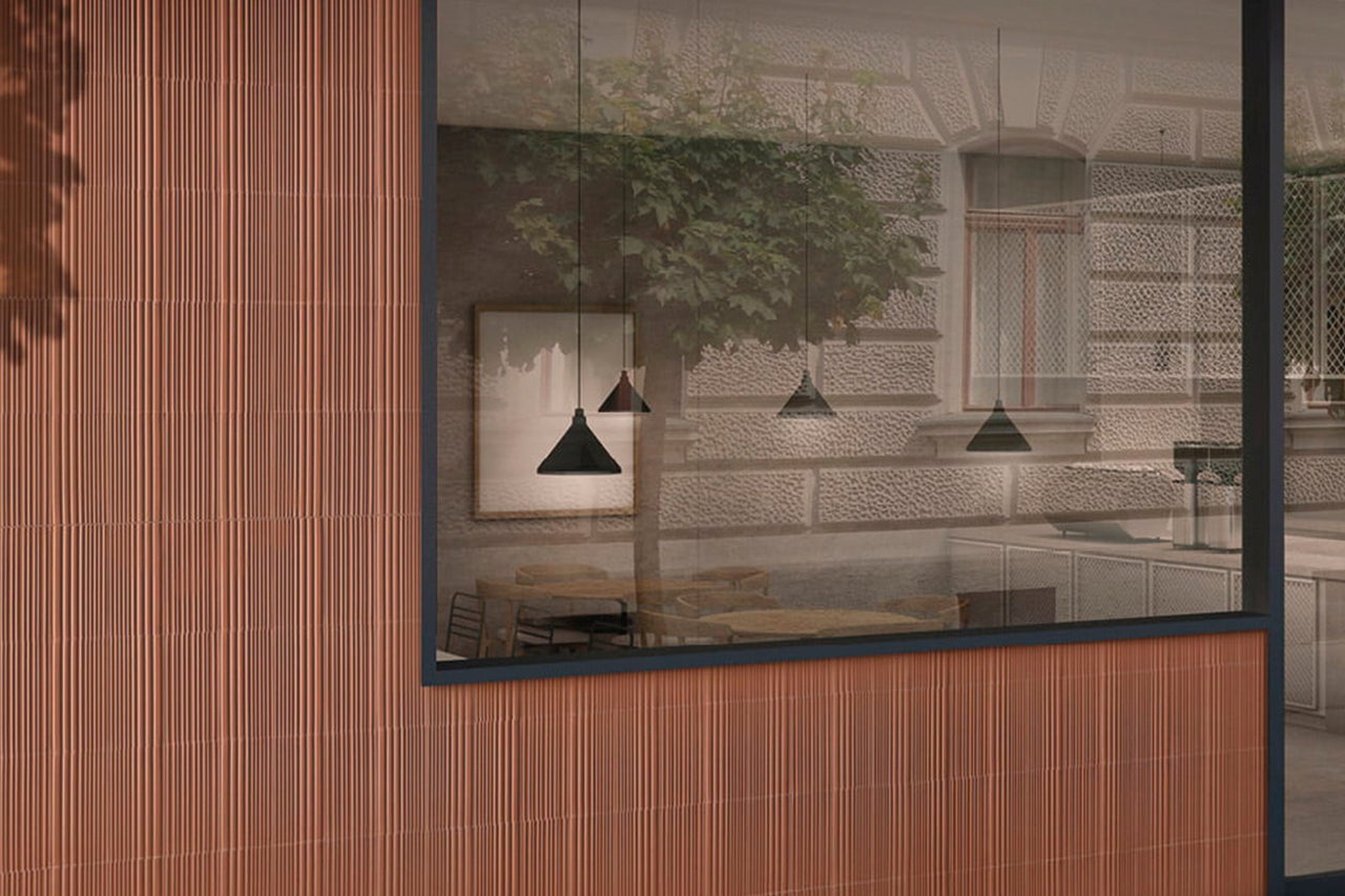 Detailansicht einer Fassade mit vertikal gerillten Klinkerriemchen und Fensterfront