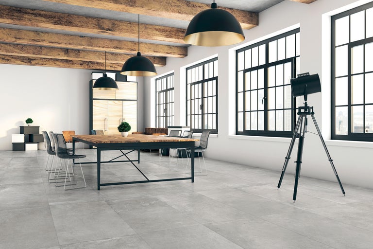 Heller Raum mit Holzbalken, Esstisch, Stühlen und Stehleuchte