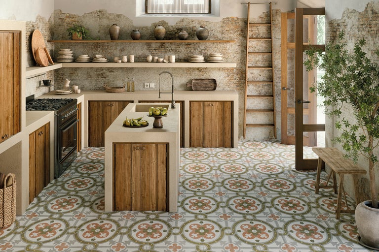 Helle Landhausküche mit Kücheninsel, Regalen, Leiter und gemusterten Bodenfliesen