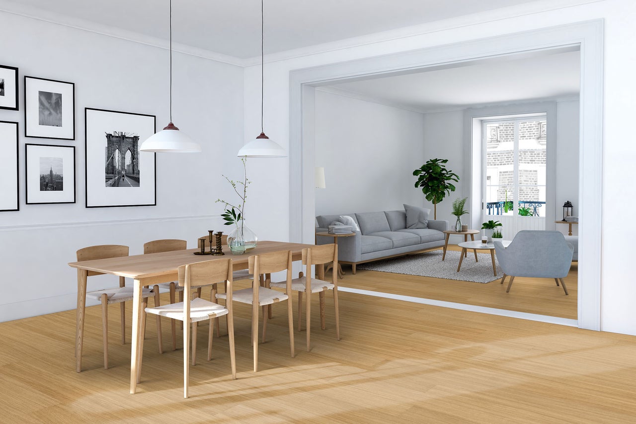 Modernes, helles Ess- und Wohnzimmer mit Holztisch, Stühlen und hellem Laminatboden in Holzoptik.