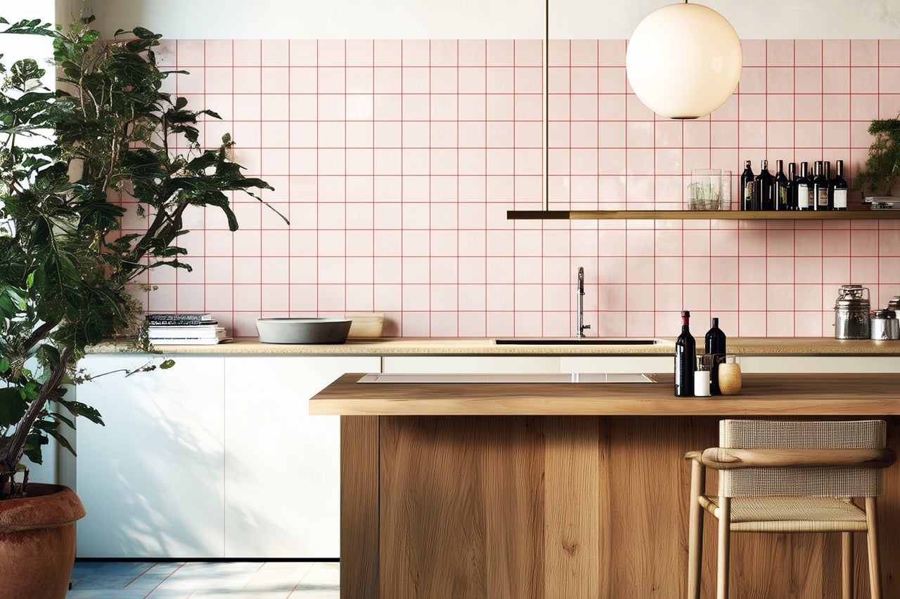 Helle Küche mit Fliesenwand, Holzarbeitsplatte und Barhockern.