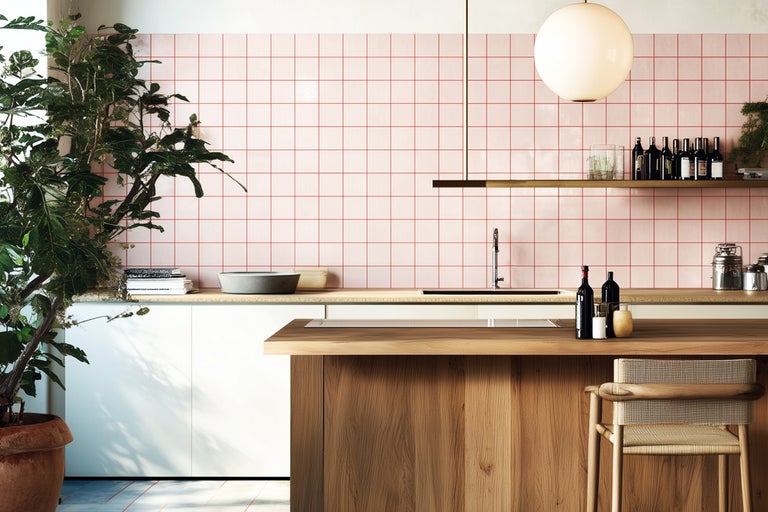 Helle Küche mit Fliesenwand, Holzarbeitsplatte und Barhockern.