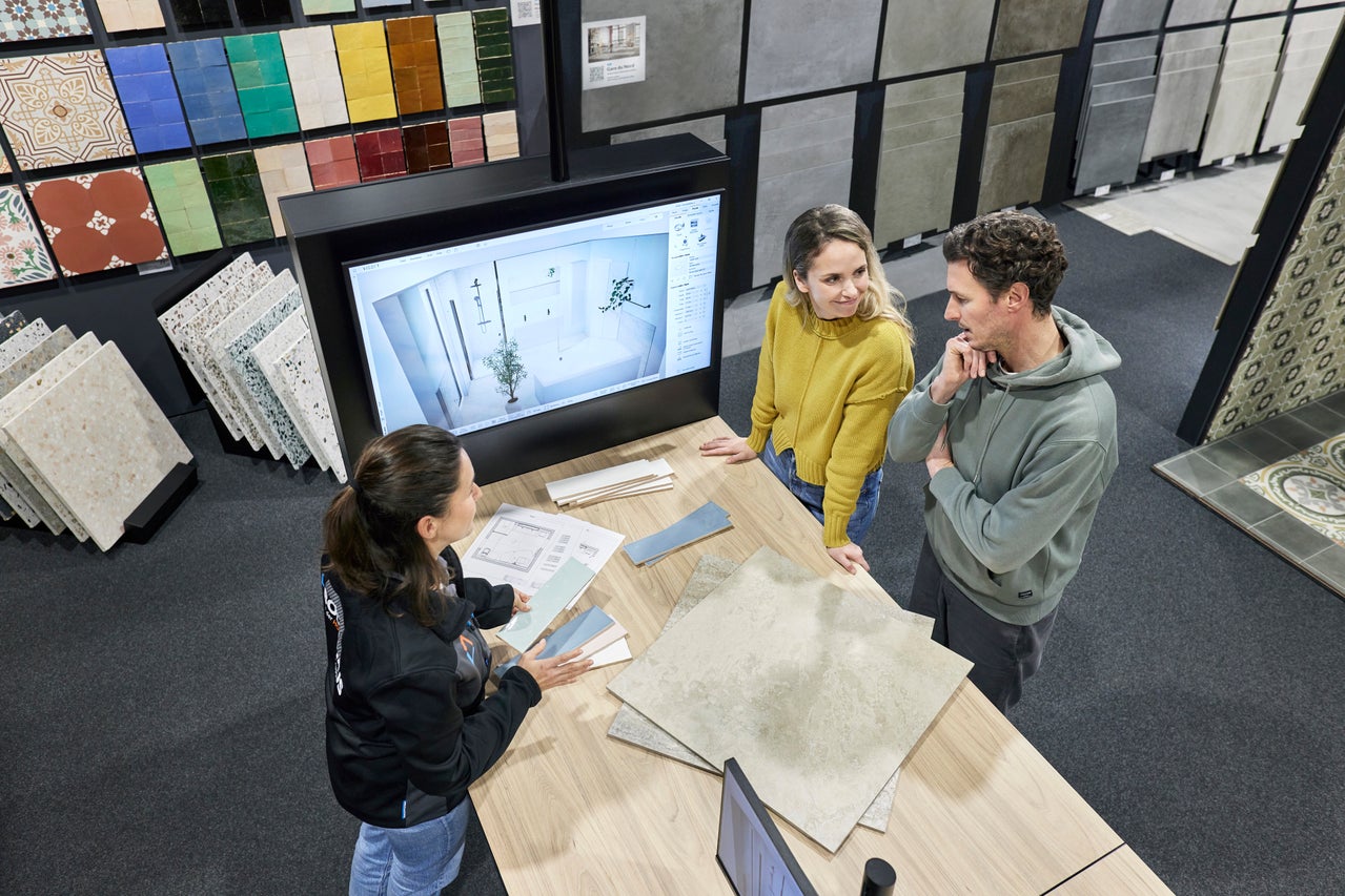 Kunden besprechen Fliesenauswahl mit Verkäufer in Hornbach Filiale