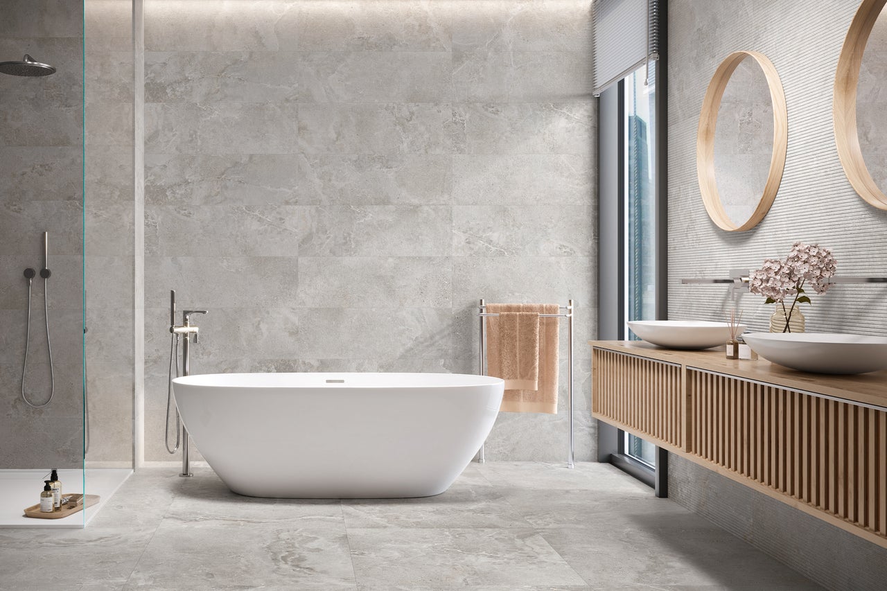 Helles Badezimmer mit freistehender Badewanne, Dusche und Waschtisch mit zwei Waschbecken