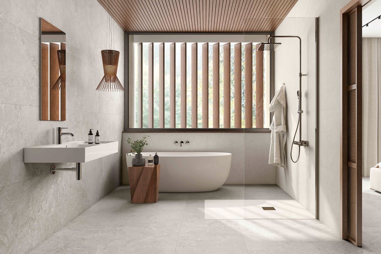 Helles Badezimmer mit Waschtisch, Badewanne und Dusche für eine moderne Einrichtung.