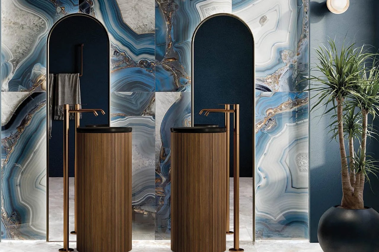 Elegantes Badezimmerdesign mit zwei Waschtischen und einer Wandverkleidung im Marmorlook