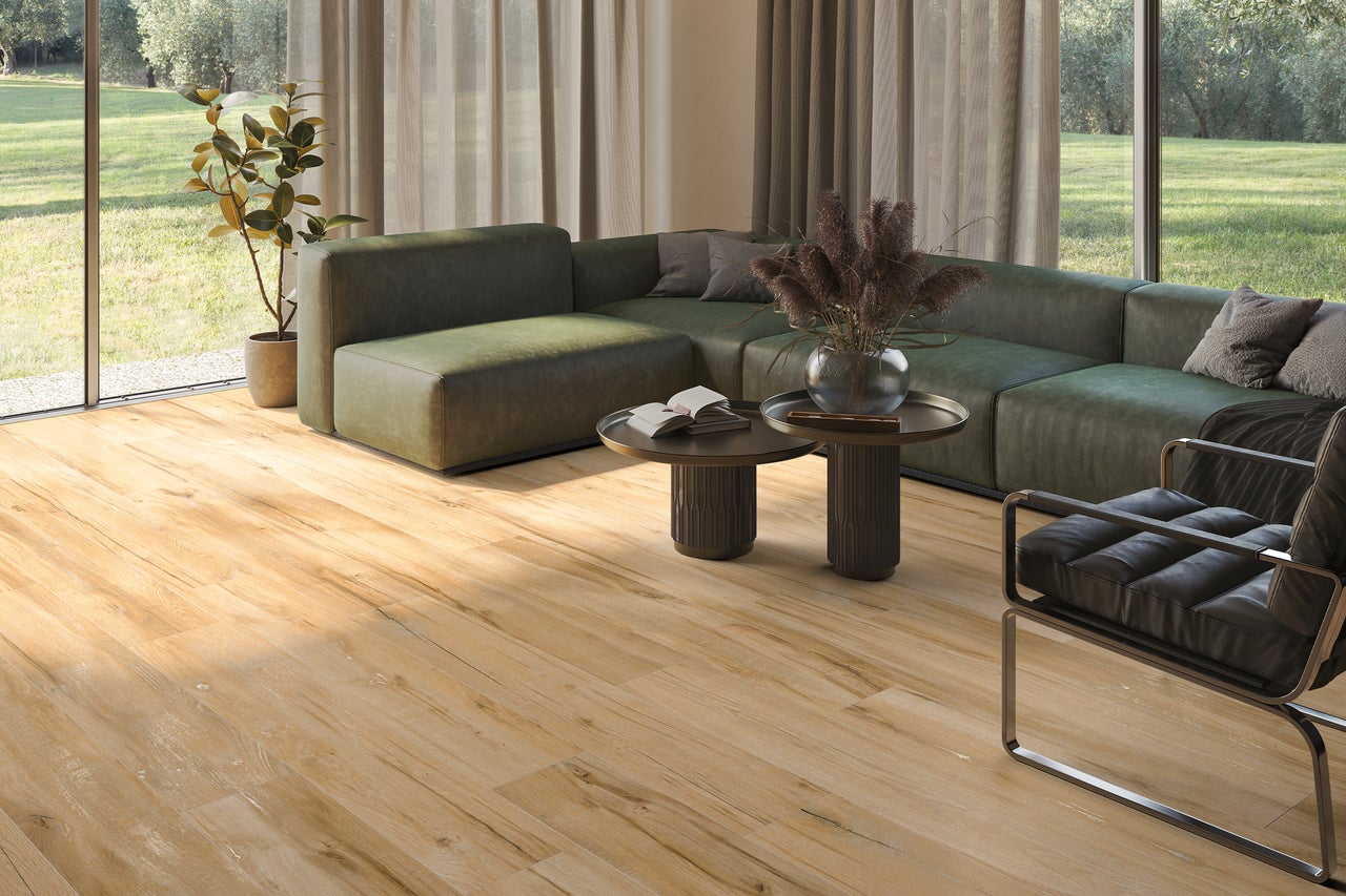 Wohnzimmer mit Sofa, Sessel und Holzboden