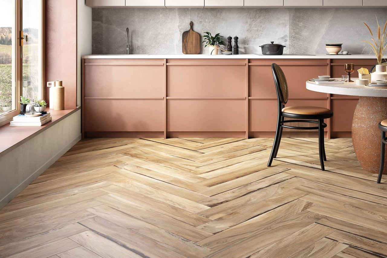 Helle Holzbodenfliesen im Fischgrätmuster in moderner Küche