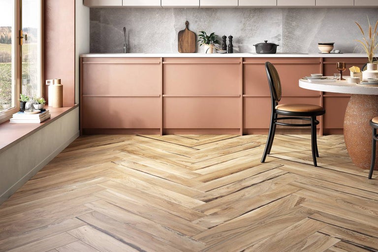 Helle Holzbodenfliesen im Fischgrätmuster in moderner Küche