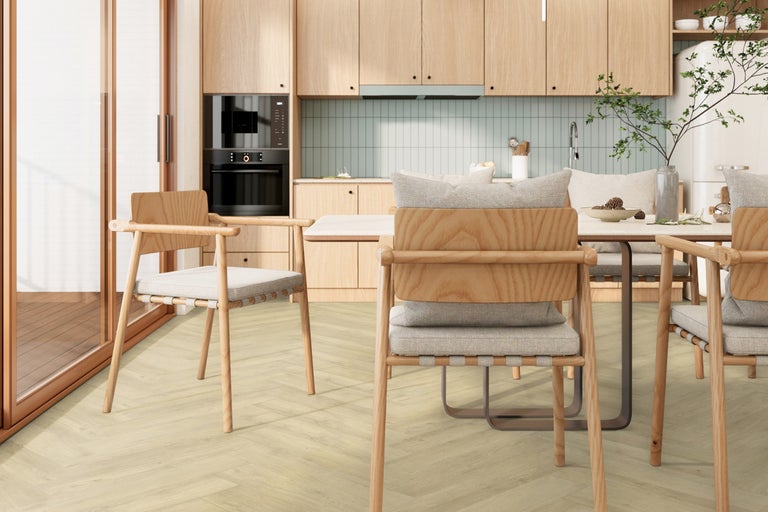 Helle Küche mit Holzelementen, Esstisch und Stühlen für eine freundliche Atmosphäre.