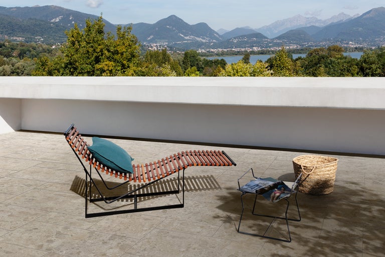 Terrasse mit Liegestuhl, Beistelltisch, Korb und Blick auf die Berge