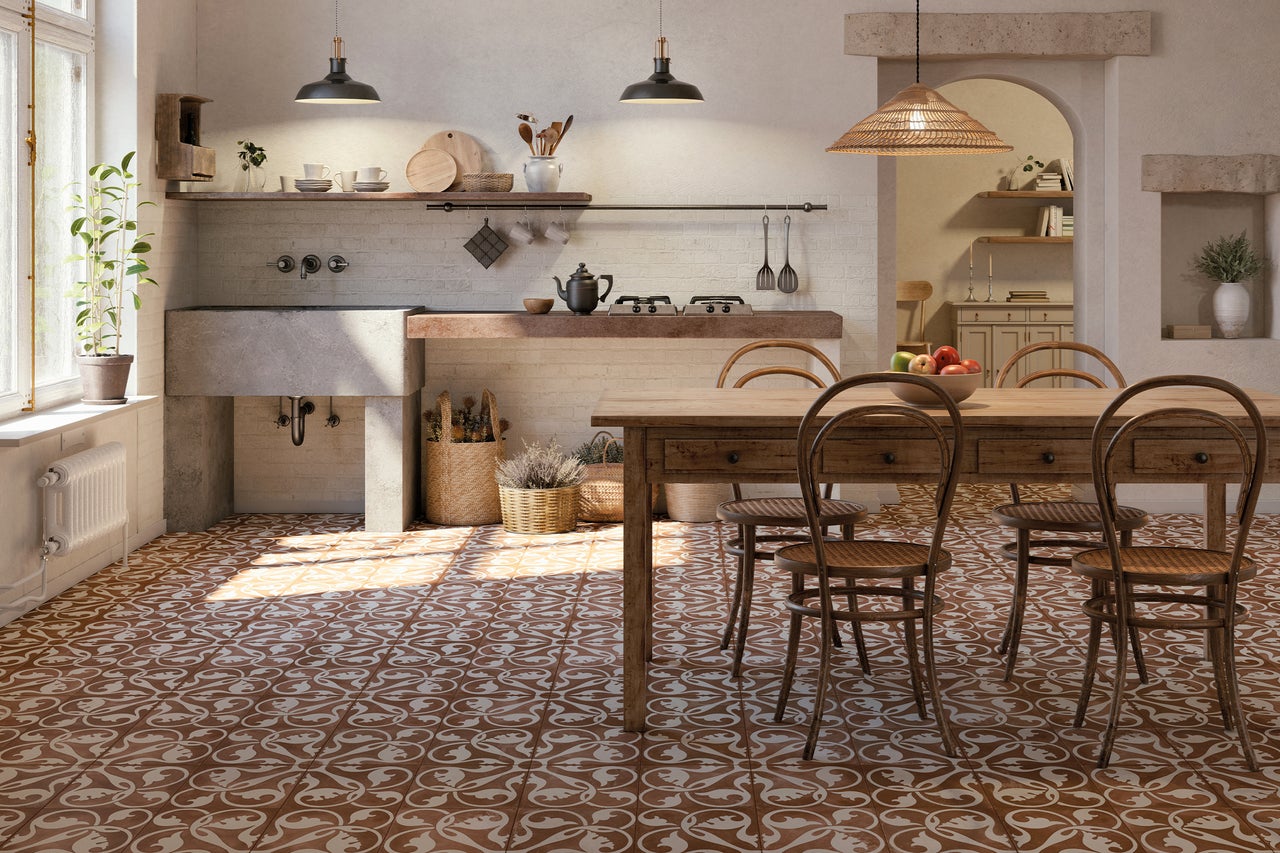 Helle Küche im Landhausstil mit Holztisch, Stühlen, Spüle und gemusterten Fliesen