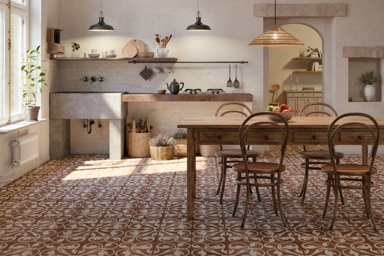 Helle Küche im Landhausstil mit Holztisch, Stühlen, Spüle und gemusterten Fliesen