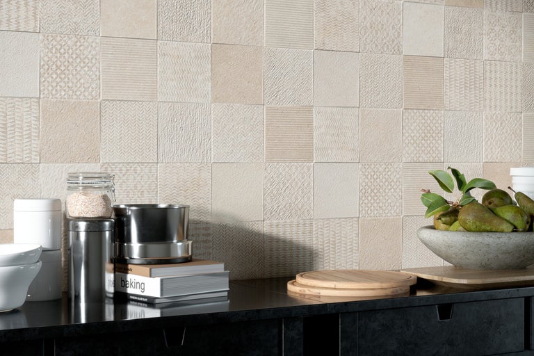 Wandgestaltung mit quadratischen Fliesen in verschiedenen Mustern im Küchenbereich