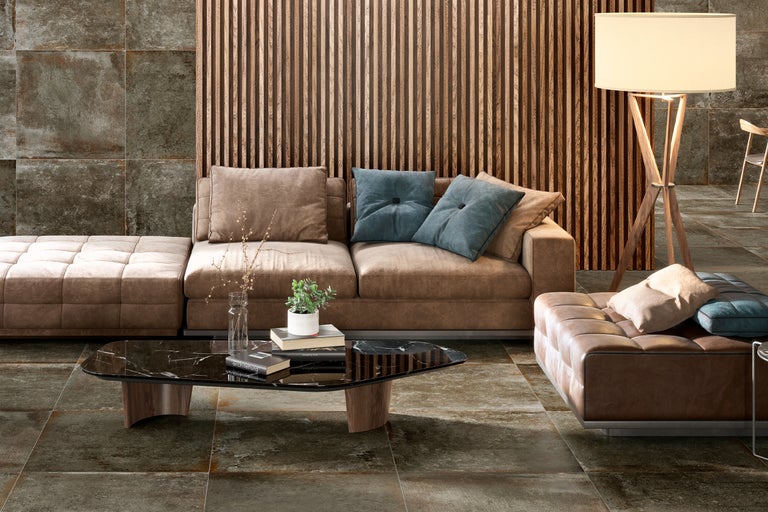 Wohnzimmer mit braunem Sofa, Couchtisch, Stehlampe und Wandverkleidung