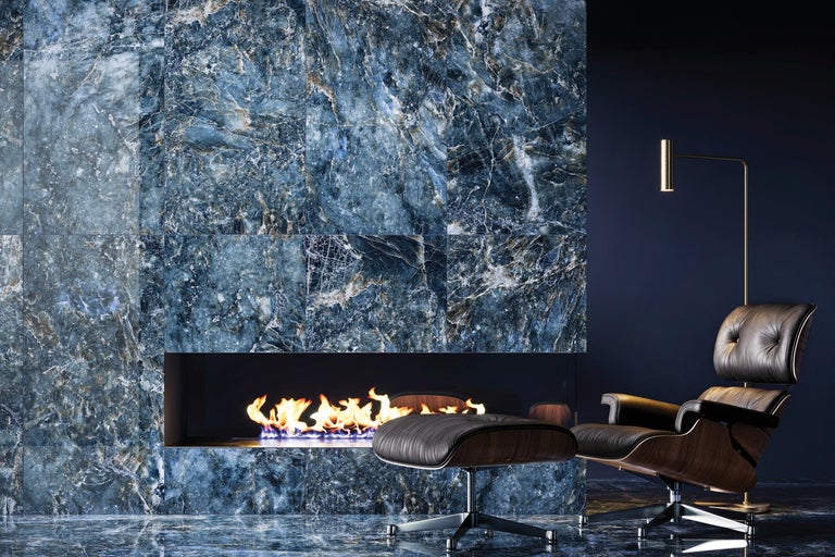 Wohnzimmer mit Fliesen in Marmoroptik, Kamin und Sessel