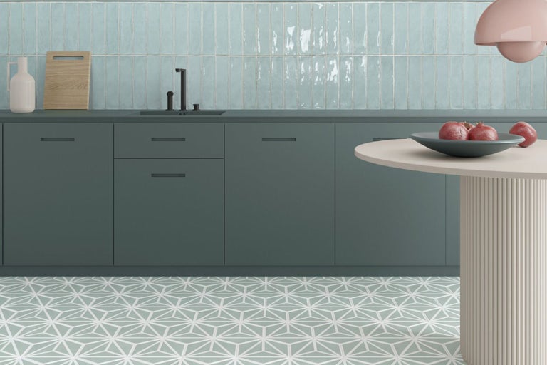 Küchenszene mit Spüle, Arbeitsplatte, Fliesen und Esstisch