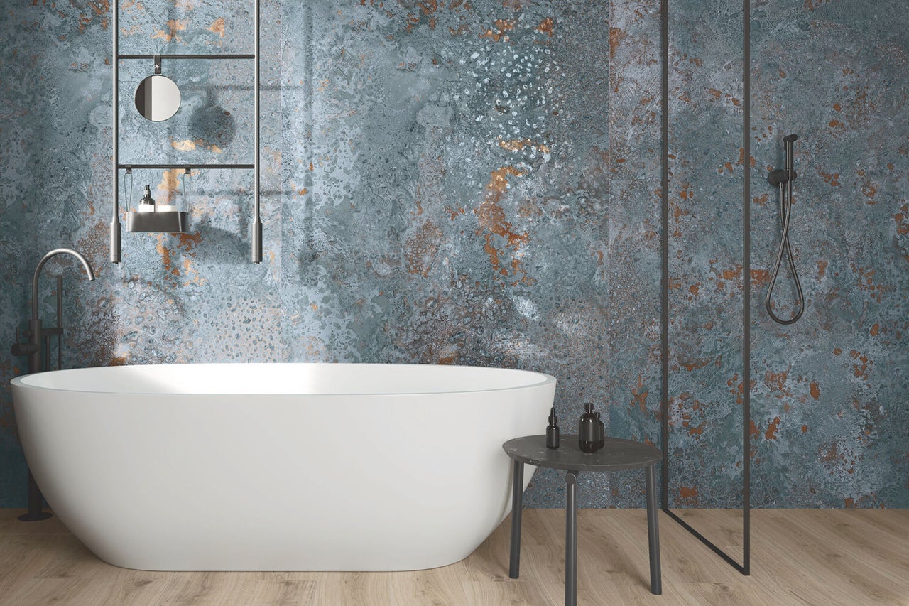 Modernes Badezimmer mit freistehender Badewanne, Armaturen und dekorativen Fliesen