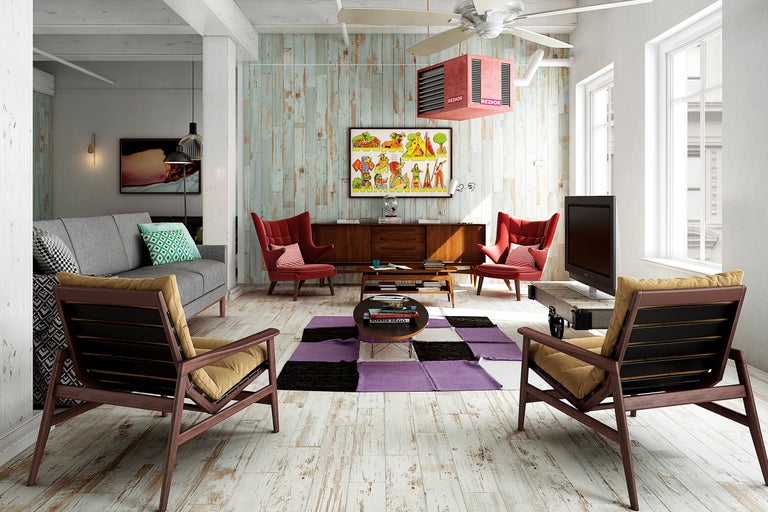 Wohnzimmer mit Sofa, Sesseln, Couchtisch und Heizlüfter