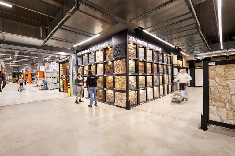 Ausstellung von dekorativen Verblendern im Hornbach Baumarkt