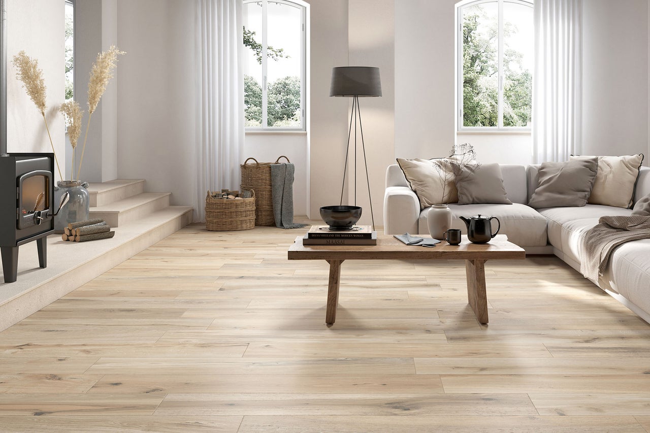 Heller Wohnraum mit Holzfußboden, Kamin und Couchgarnitur