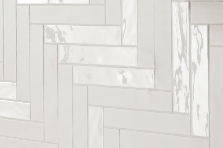 Helle, rechteckige Fliesen im Fischgrätenmuster