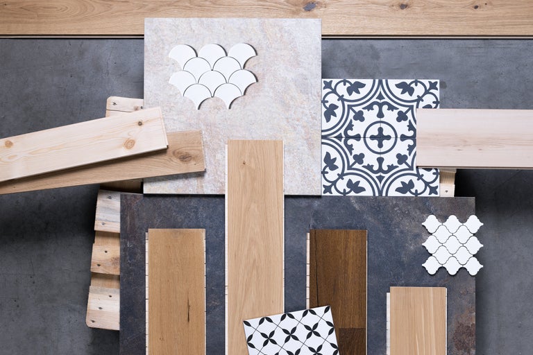 Eine Auswahl an Bodenbelägen und Fliesen, darunter Holzdielen und dekorative Fliesenmuster.