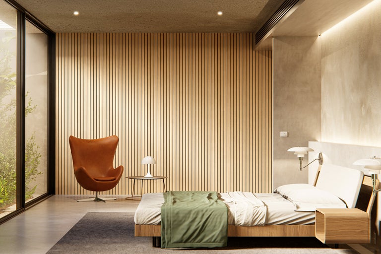 Helles Schlafzimmer mit großem Fenster, Sessel und Holzwand