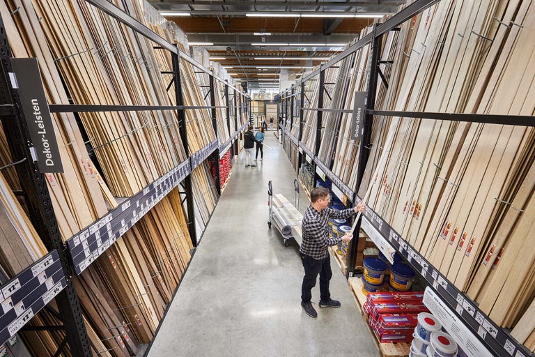 Gang in einem Hornbach Baumarkt mit Regalen voller Dekorleisten