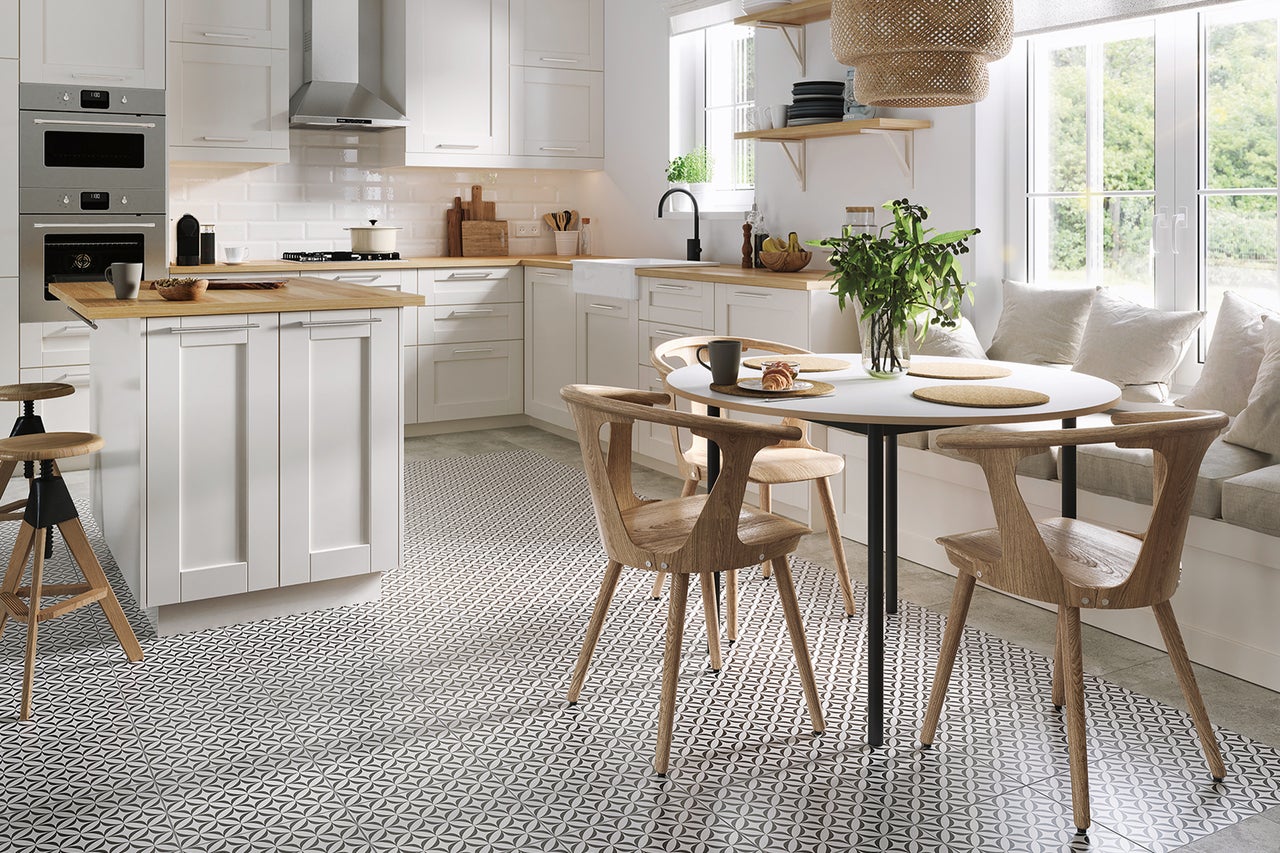 Helle Küche mit Kücheninsel, Esstisch und Sitzbank am Fenster